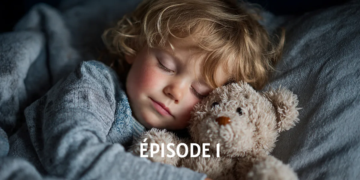 Enfant blond endormi, serrant un ours en peluche beige sous une couverture bleutée, avec le texte « Épisode I »